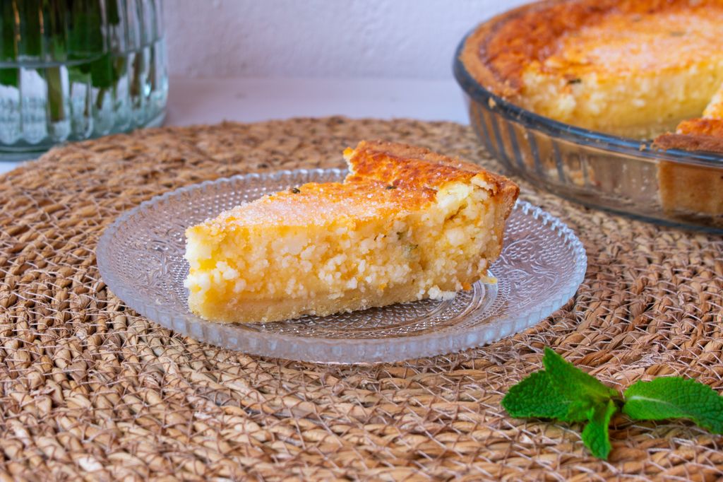 Esta tarta se elabora con queso fresco de oveja o cabra.