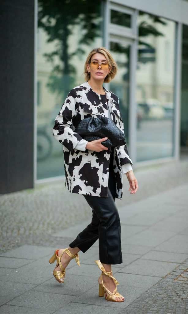 modelo en street style con boxy jacket con cow print