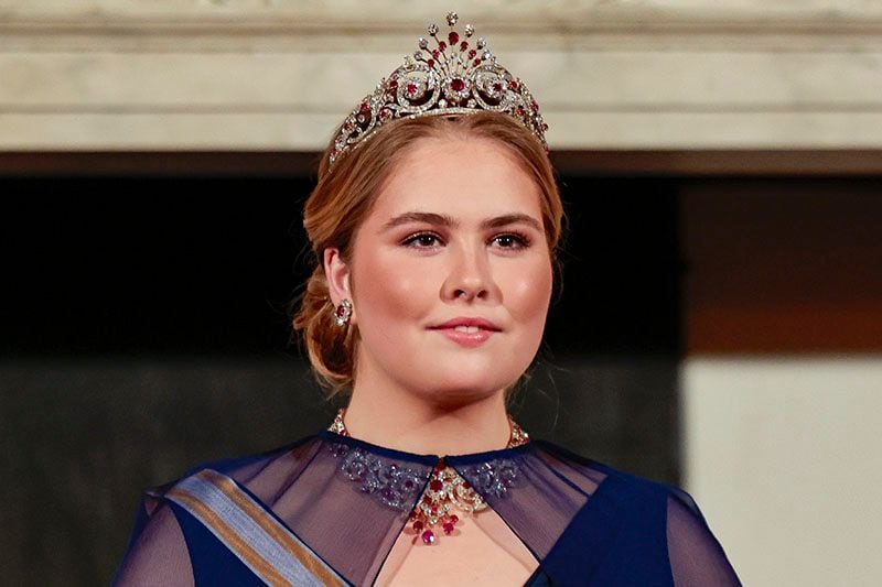 Amalia de Holanda debuta ante los reyes de España con capa y un histórico collar de rubíes