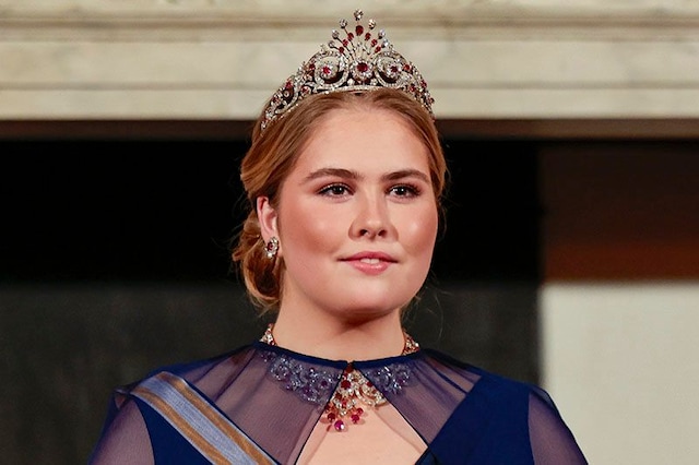 Amalia de Holanda debuta ante los reyes de España con capa y un ...