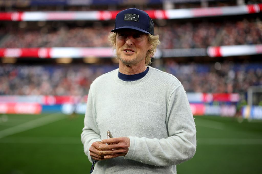Owen Wilson en la cancha en el SoFi Stadium de Los Ángeles.