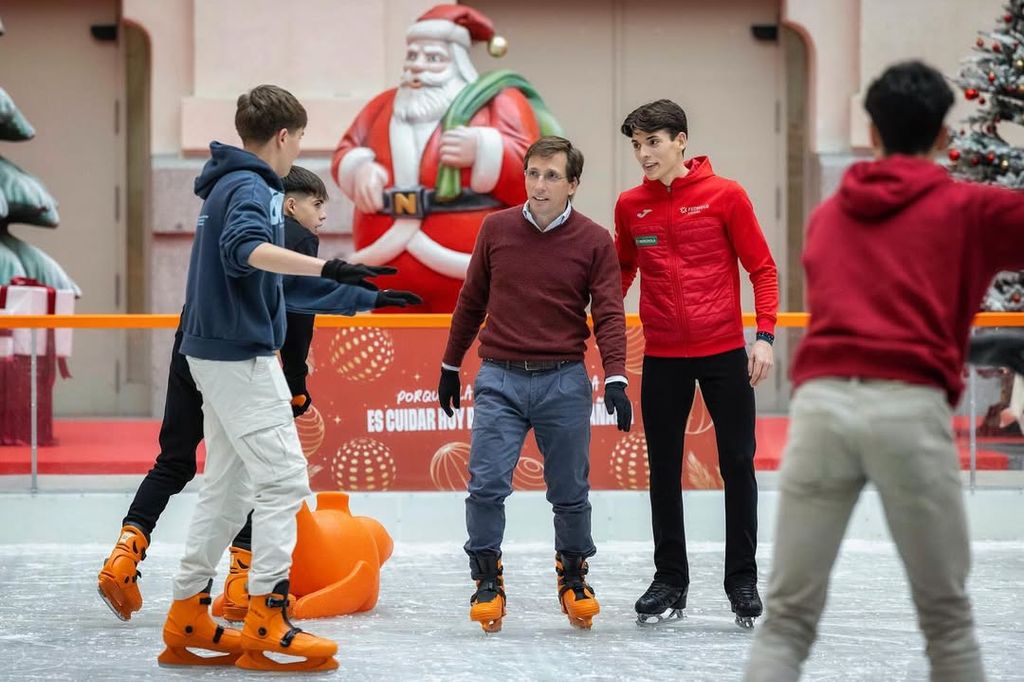 El alcalde de Madrid patinando en la pista de hielo del Palacio de Cibeles