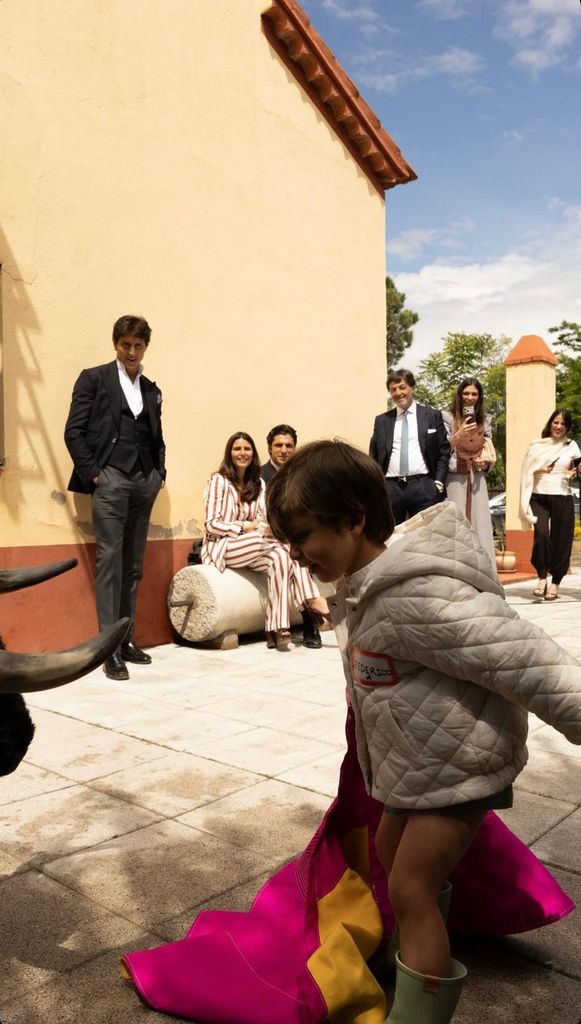 Roca Rey y Tana Rivera en la Comunión de Tomás, el hijo de Tomás Páramo y María García de Jaime