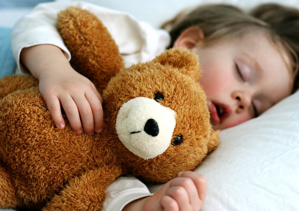 Bebé dormido con la boca abierta