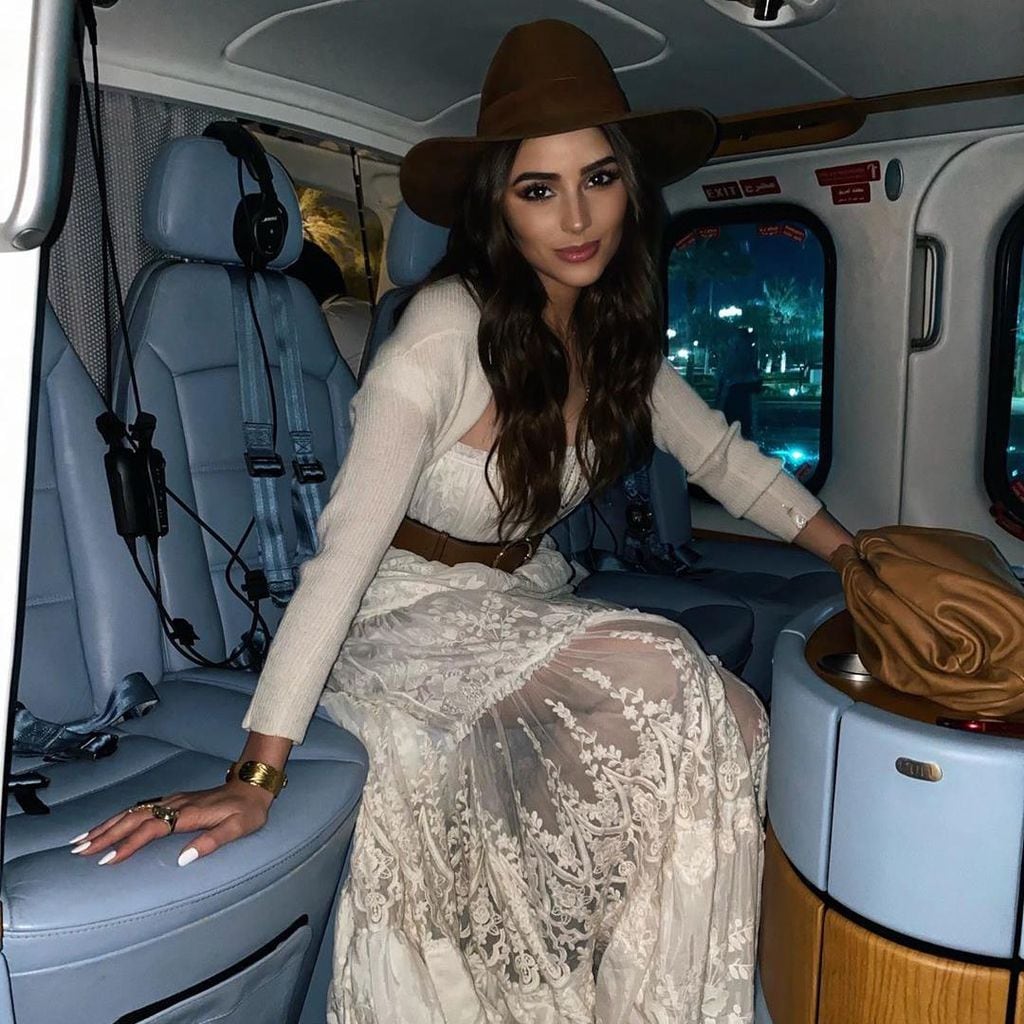 olivia culpo con vestido de encaje y falda transparente y sombrero