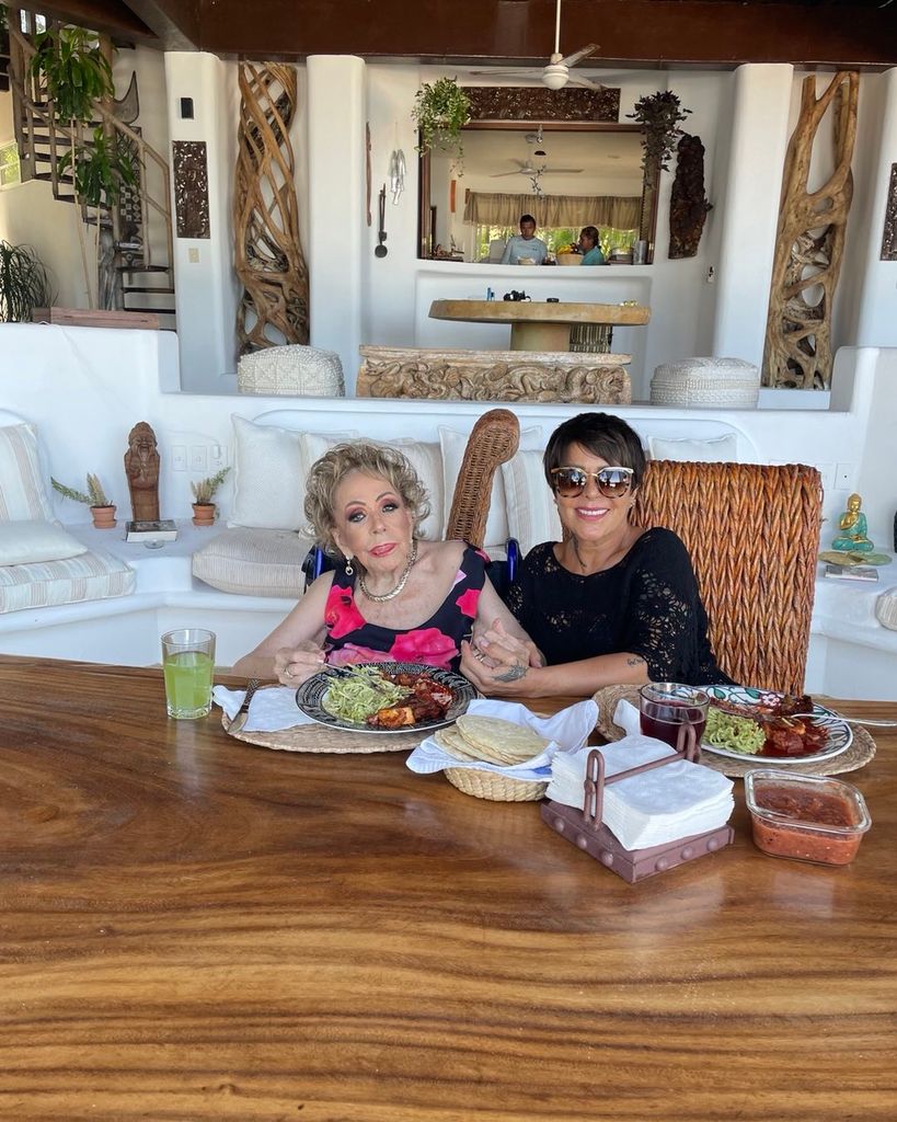 Alejandra Guzmán compartió esta fotografía por el Día de las Madres junto a Sylvia Pinal.