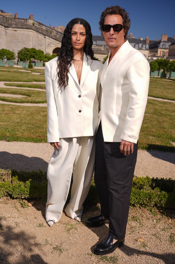 Camilla Alves y Matthew McConaughey en el desfile de Jacquemus en París