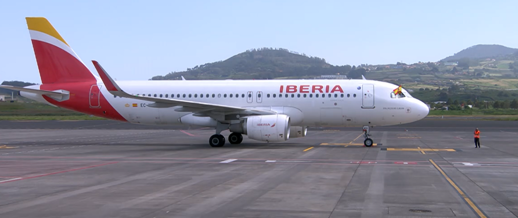 El avión del Papa está detenido en la pista por una incidencia técnica