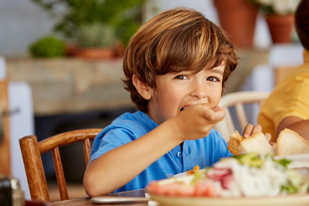 niño comiendo en la mesa