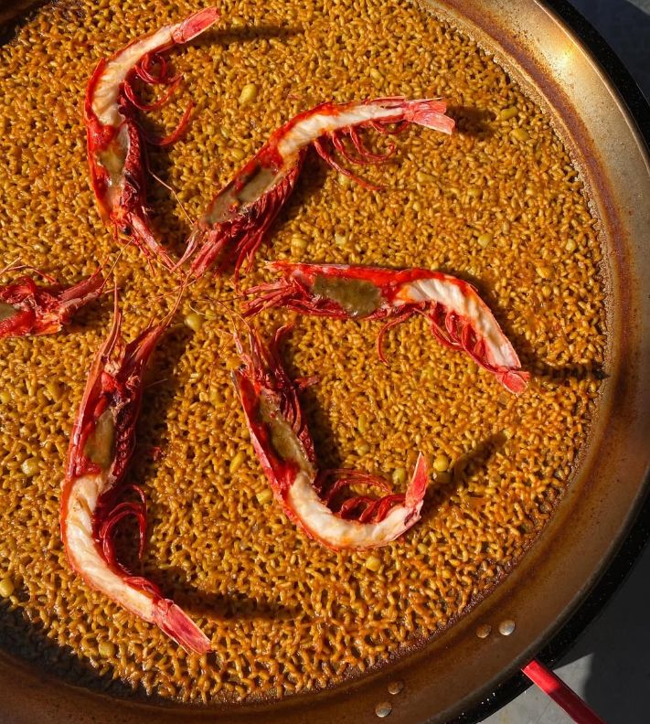Arroz seco de carabineros, uno los platos estrellas de la carta.