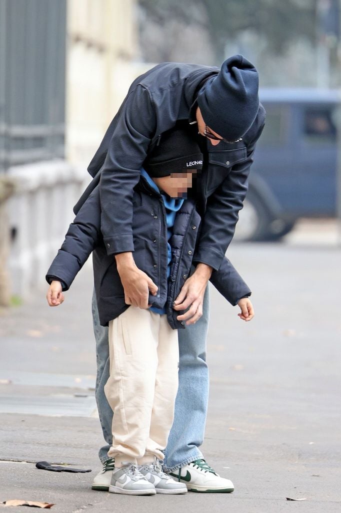 El jugador ayuda a su hijo a ponerse el abrigo