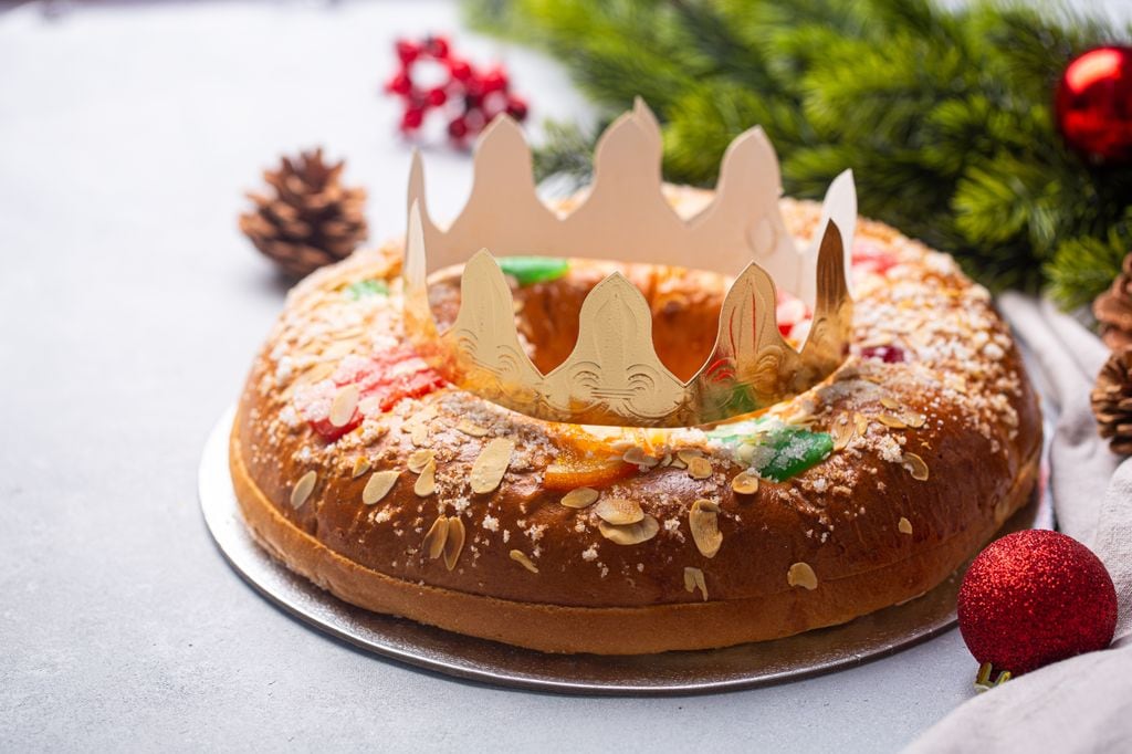 Lo más característico del roscón es su esponjosidad, el aroma a azahar y la sorpresa que lleva en su interior.