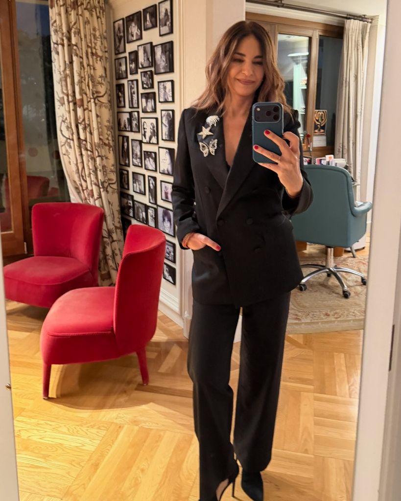 Mariló Montero con traje negro y broche.