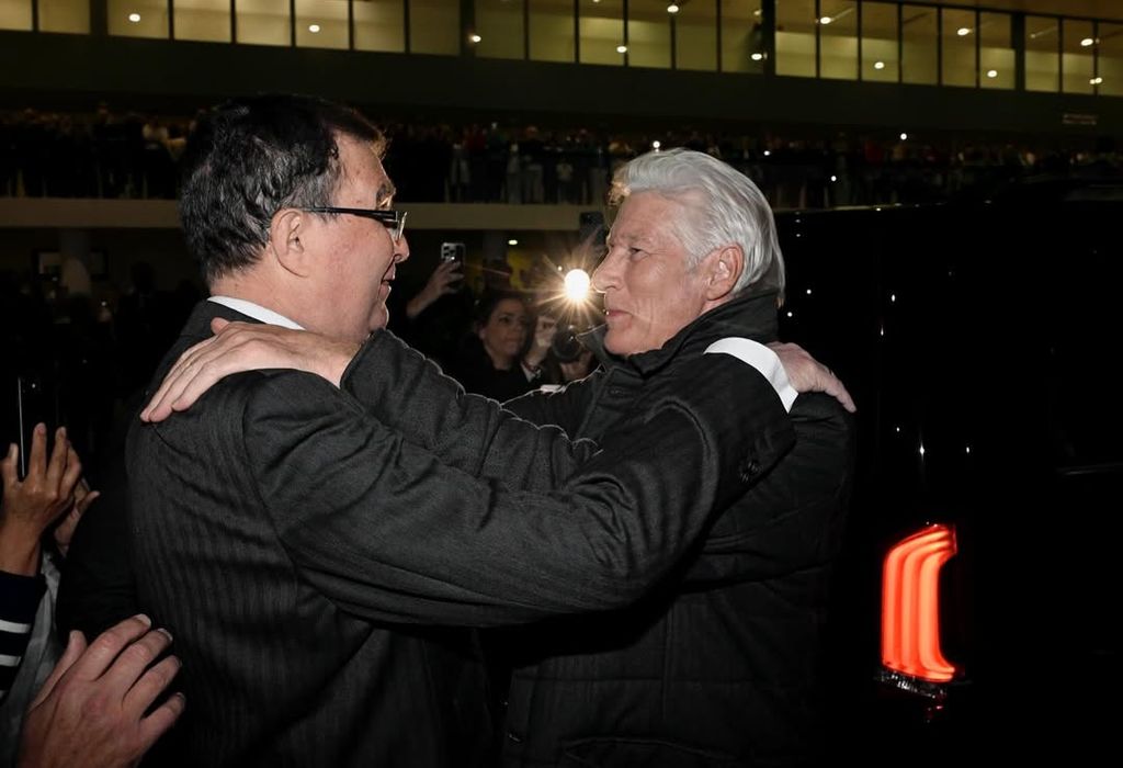 Richard Gere saludando a José Ballesta