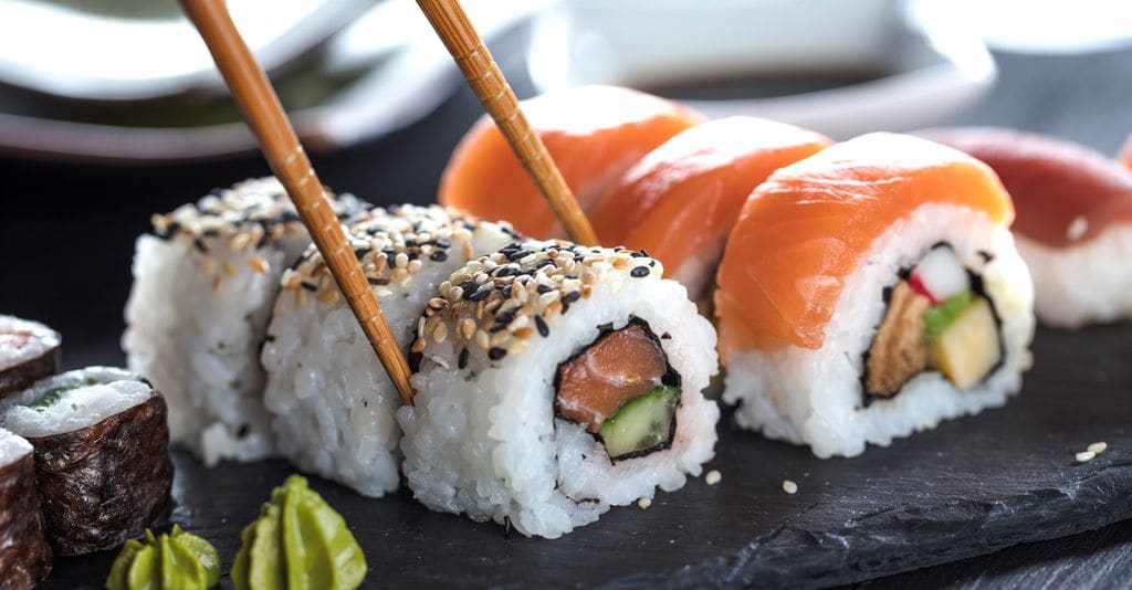 El 'sushi uramaki' es el que lleva el alga nori por dentro.