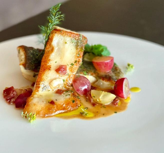 Plato de rodaballo con uvas, una propuesta del chef Jordi Cruz.