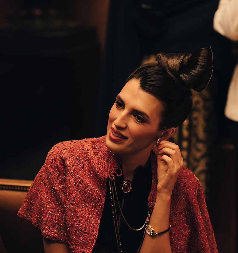 La influencer francesa Jeanne Damas como Paloma Picasso en la serie 'Becoming Karl Lagerfeld' de Disney+