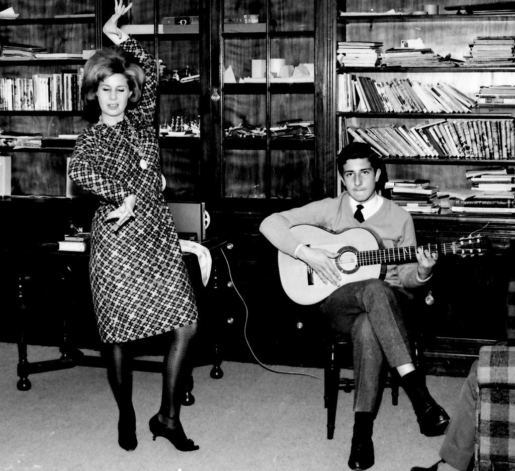 La duquesa de Alba junto a su hijo Alfonso en 1966