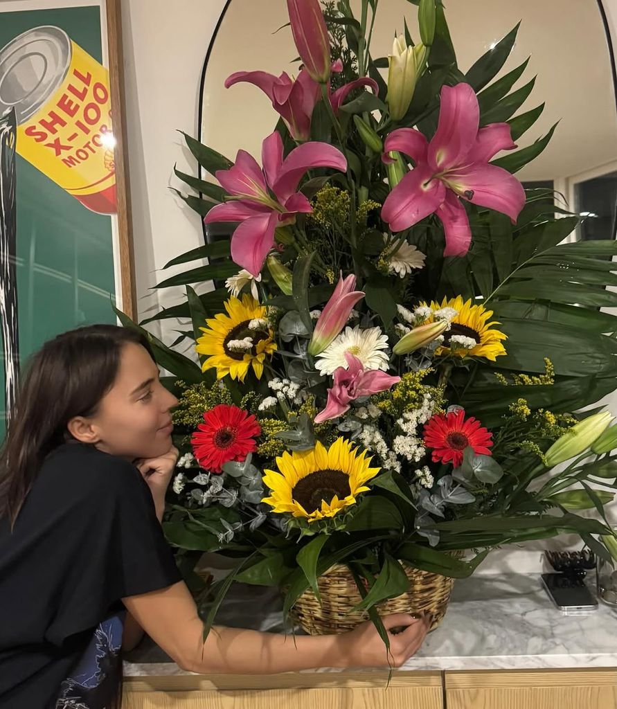La cantante presumió en sus redes lo feliz que la ha pasado estos días, entre flores y su novio. 