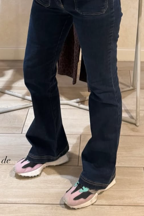 Lourdes Montes con vaqueros campana y zapatillas New Balance