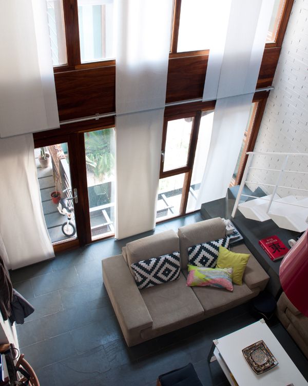 Un apartamento con altillo en el centro de Alicante en el que la luz es protagonista