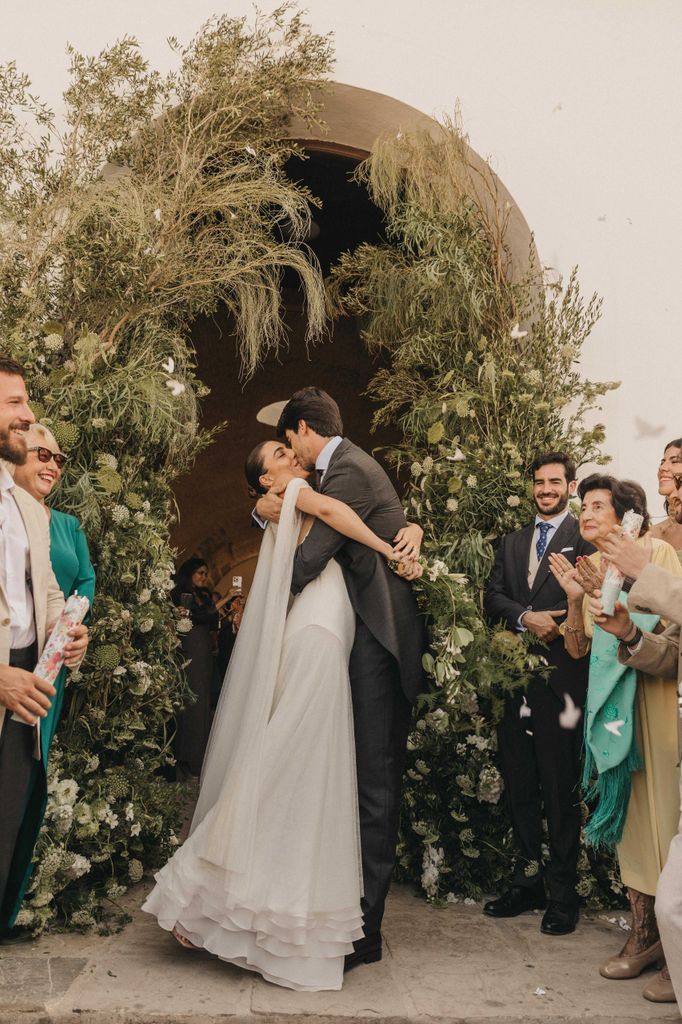 El beso de película de los recién casados