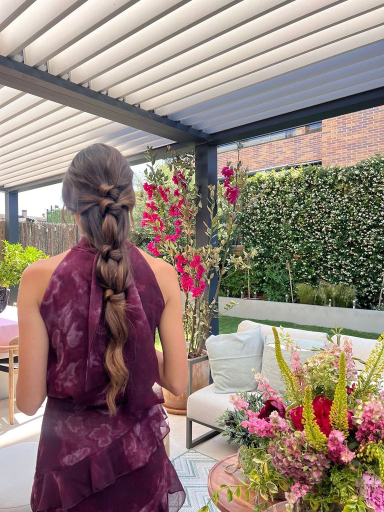 Bubble ponytail para un vestido halter de invitada