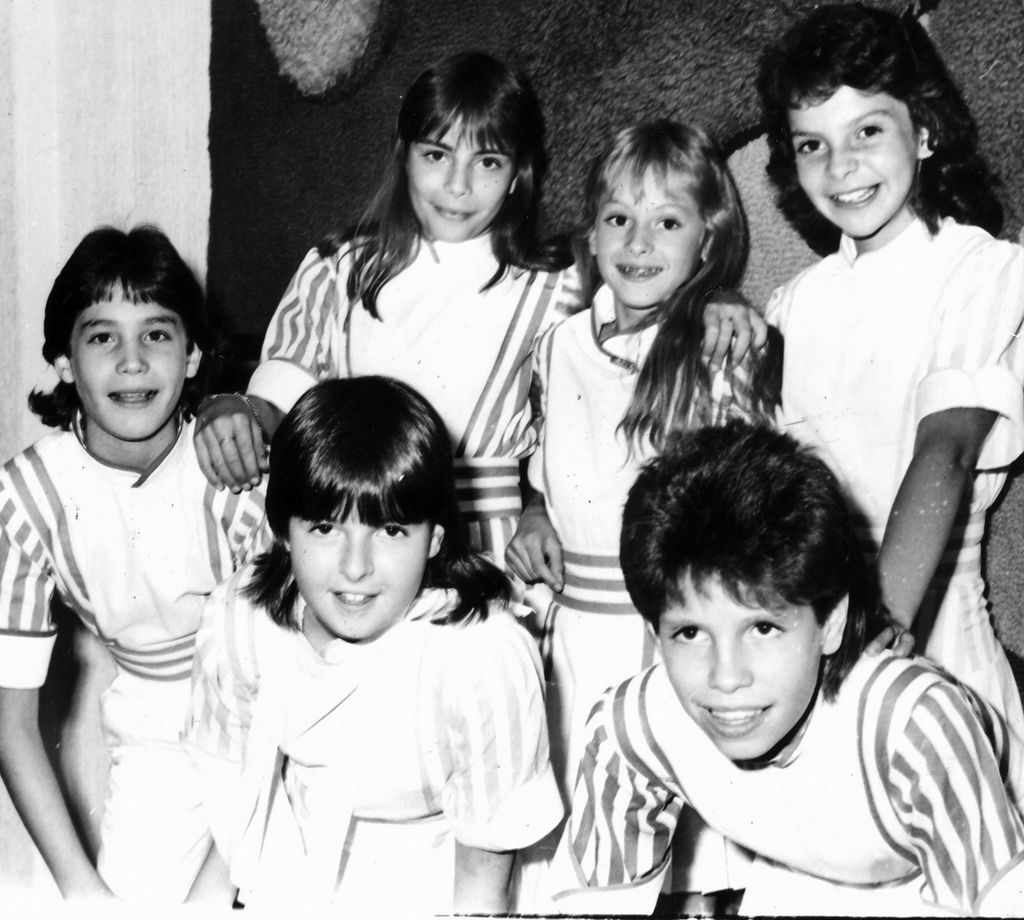 Una fotografía de 1981, Sasha Sokol junto a sus compañeros de Timbiriche, Paulina Rubio, Benny Ibarra, Diego Schoening, Mariana Garza y Alix Bauer. 