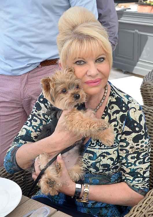 Ivana Trump y un perro 