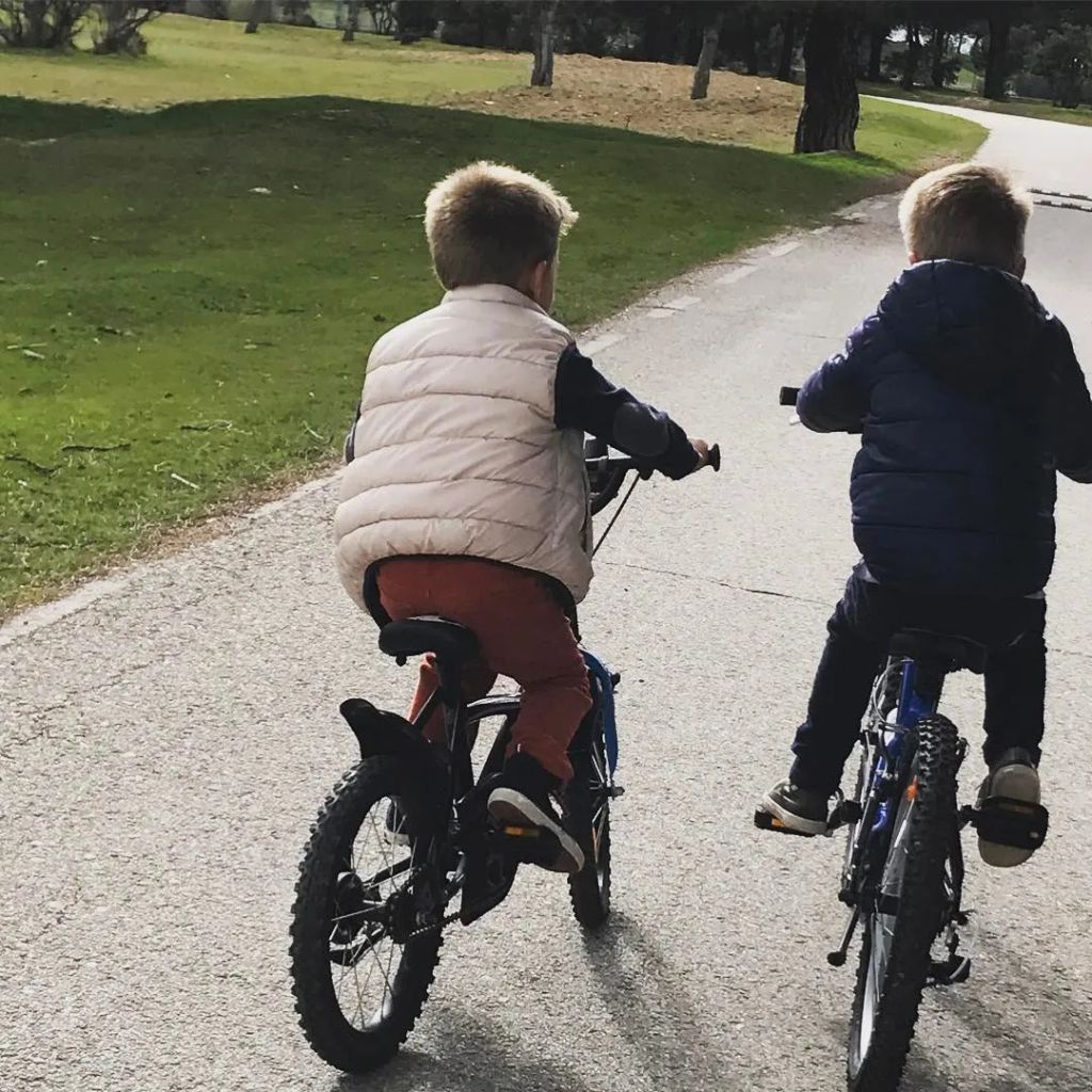 Los hermanos, hijos de Sonsoles Ónega, montando en bicicleta