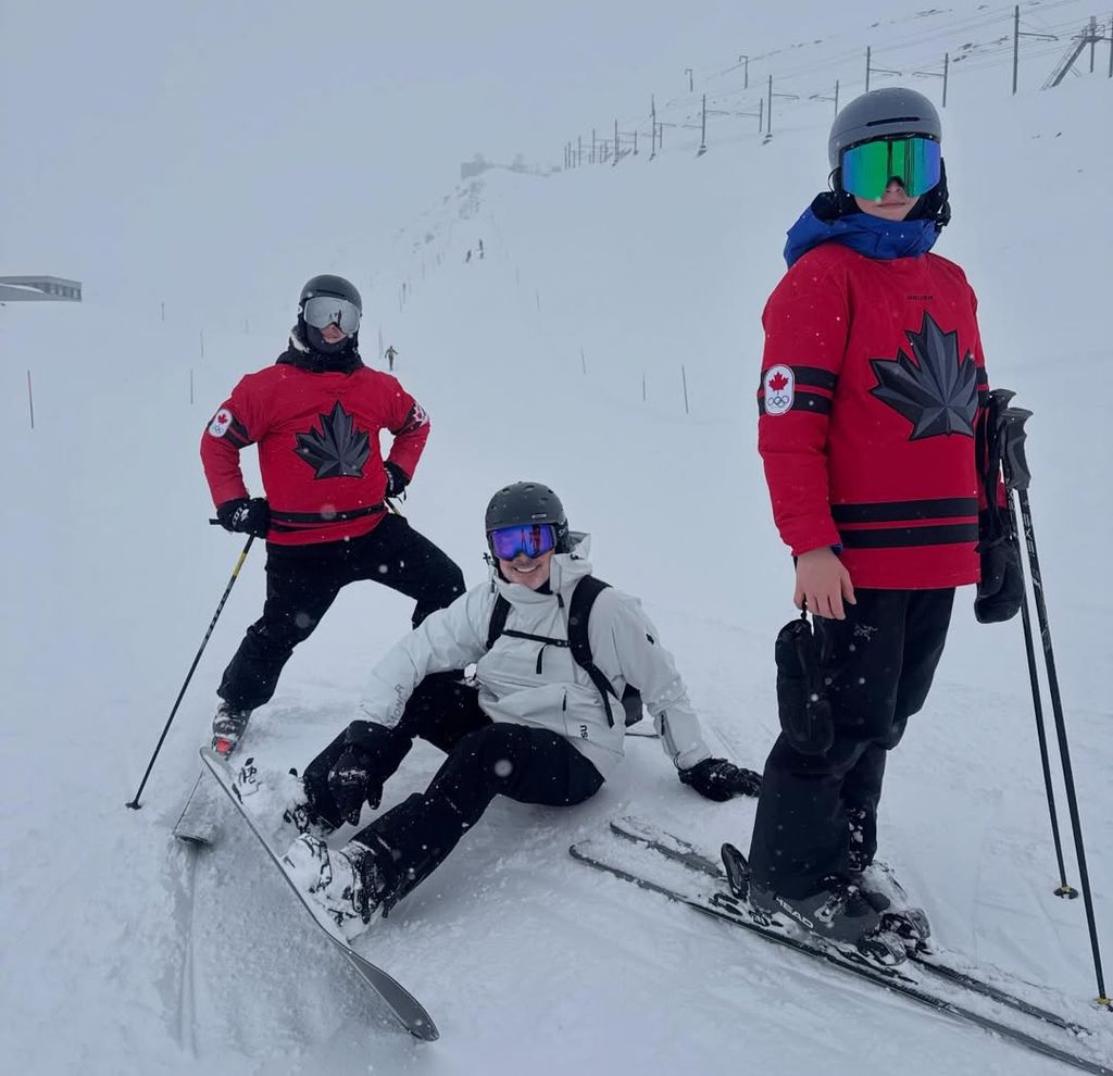 La familia disfruta en la nieve
