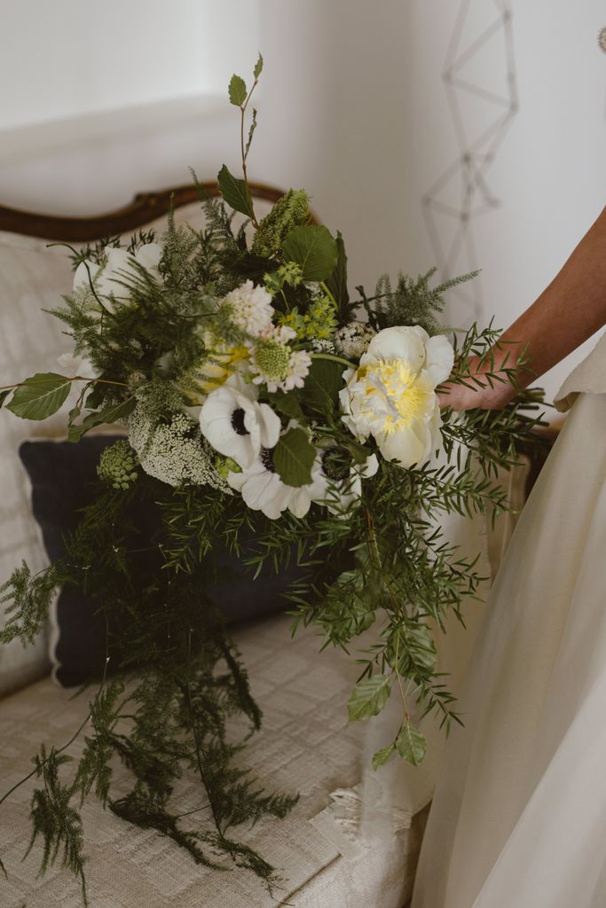 Ramo de novia con cascada blanco y verde