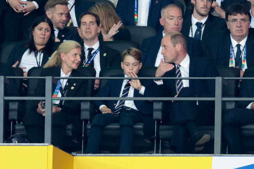 Plano medio del Príncipe Guillermo con George viendo la final de la Eurocopa 2024