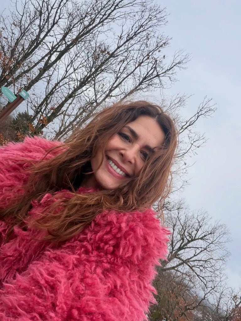 Nuria Roca con abrigo rosa 'Barbie' de efecto pelo, en la nieve.
