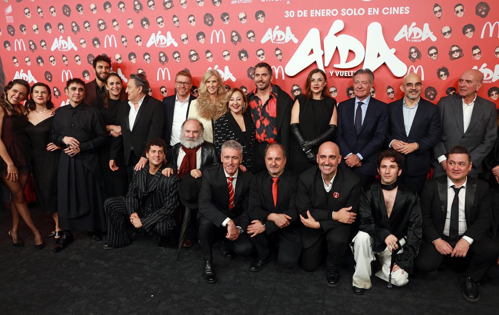 Todo el elenco de la película 'Aída y vuelta' en el estreno en los Cines Callao, en Madrid