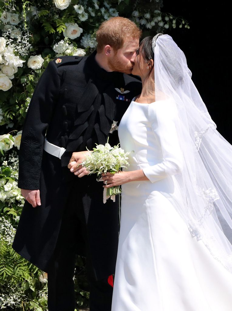 Beso del príncipe Harry y Meghan Markle el día de su boda