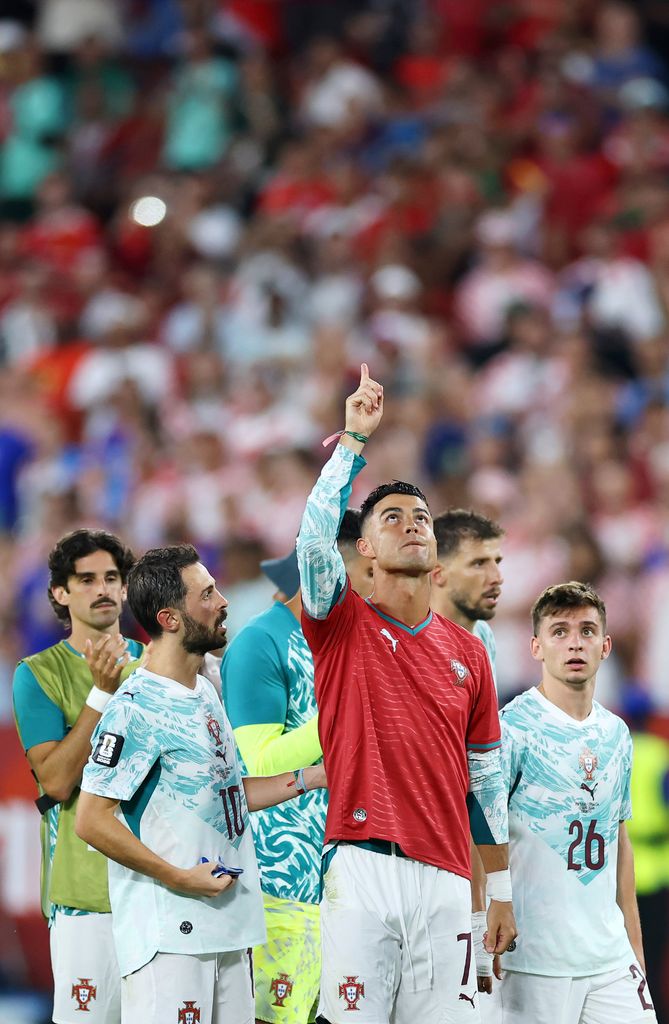 Cristiano Ronaldo con una playera en homenaje a Diogo Jota, tras la victoria ante Croacia.