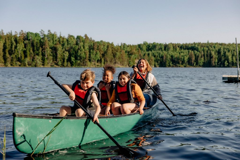 niños disfrutando de las actividades de un campamento de verano