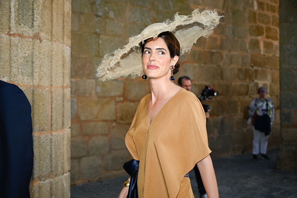 Sofía Palazuelo en la boda de Fernando Palazuelo y Micaela Belmot en la parroquia de Santiago  a 11 de Octubre de 2025 en Cáceres. 