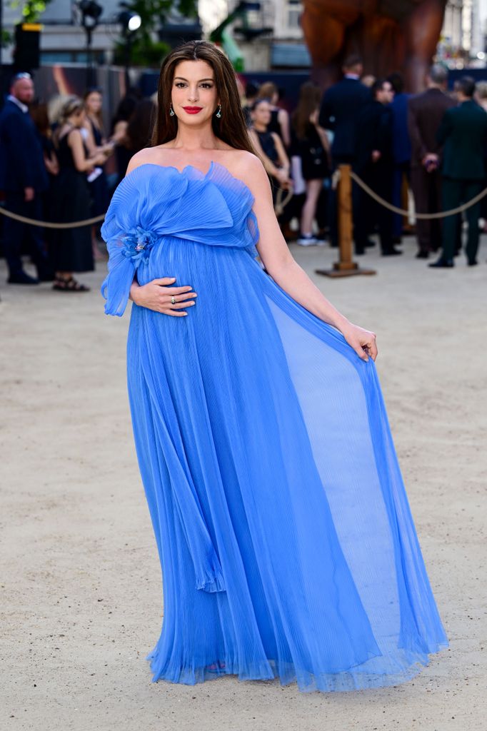 Anne Hathaway con vestido azul de Dior en la premiere de 'La Odisea' en Londres, 2026.
