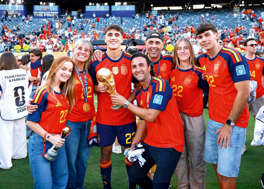 Pau Cubarsí con su familia en la final