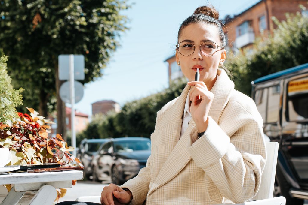 mujer vapeando con un cigarrillo electrónico