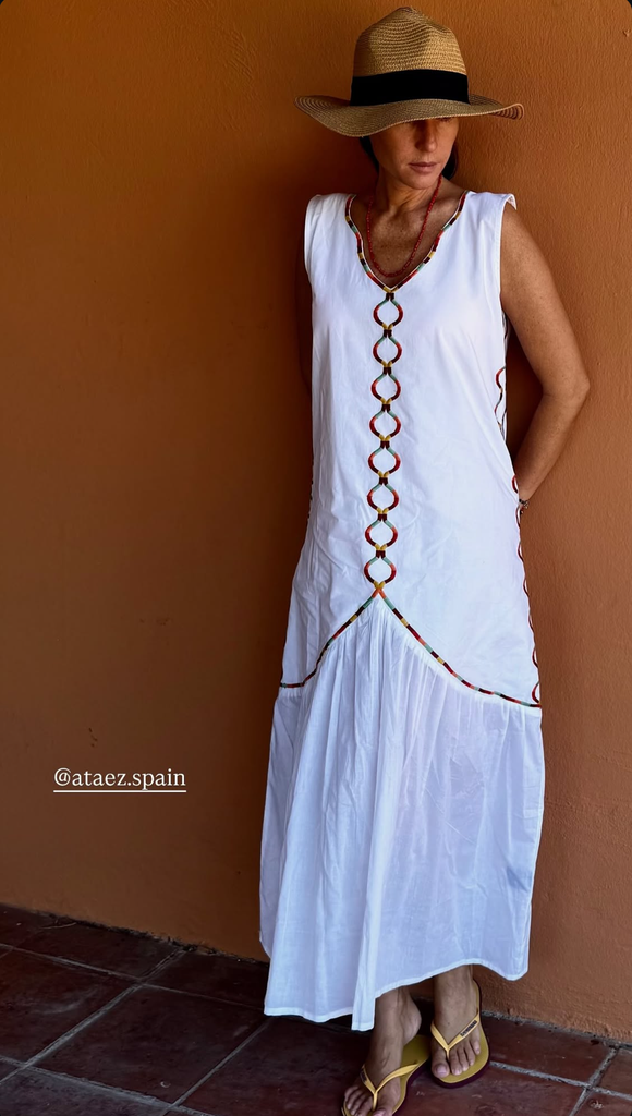 Lourdes Montes con vestido blanco de algodón y bordados multicolor.