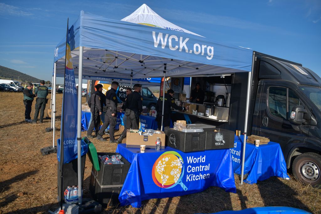 La ONG World Central Kitchen, fundada por el chef José Andrés, se ha desplazado hasta Urda (Toledo) para repartir comida y bebidas calientes a los equipos de emergencia