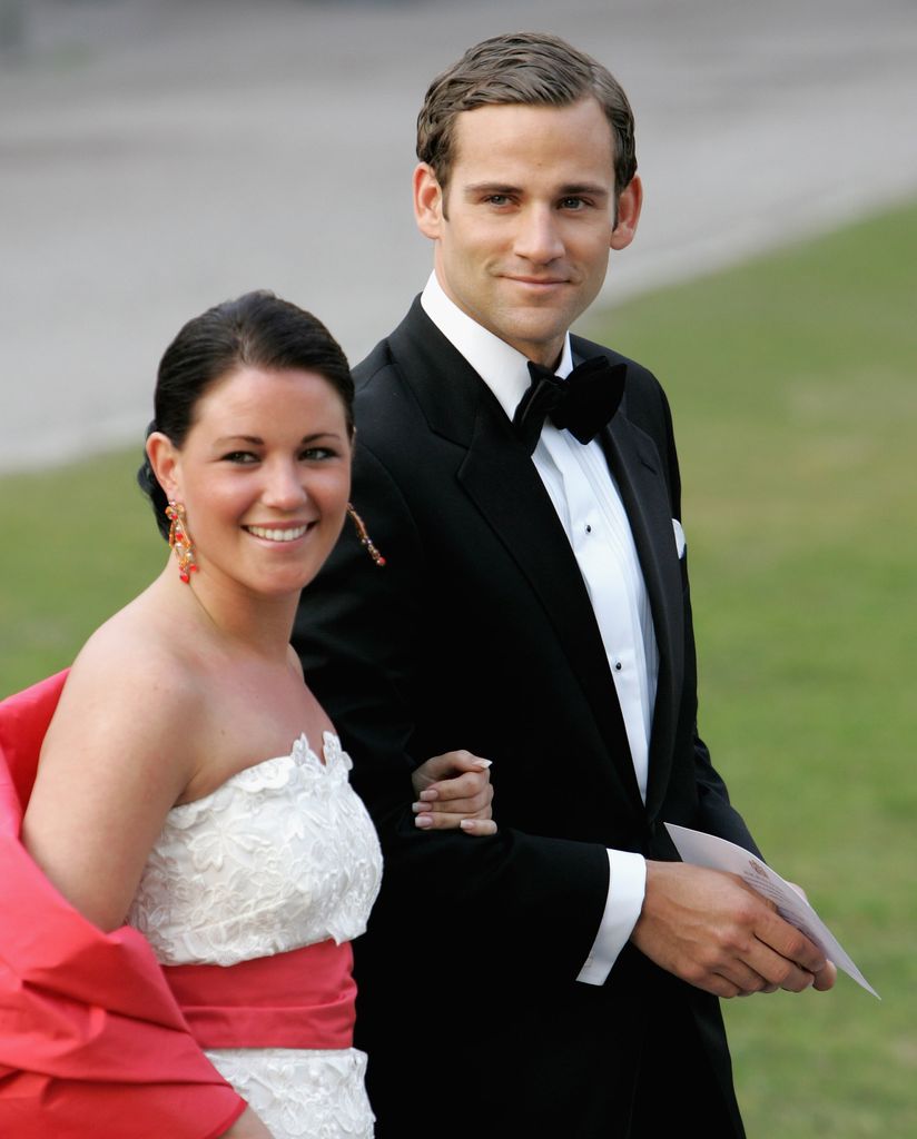Jonas Bergstrom, novio de la princesa Magdalena, con Emma Pernald, novia del príncipe Carlos Felipe de Suecia, en las celebraciones por el 60º cumpleaños de Carlos Gustavo de Suecia en el Palacio de Drottningholm, Estocolmo