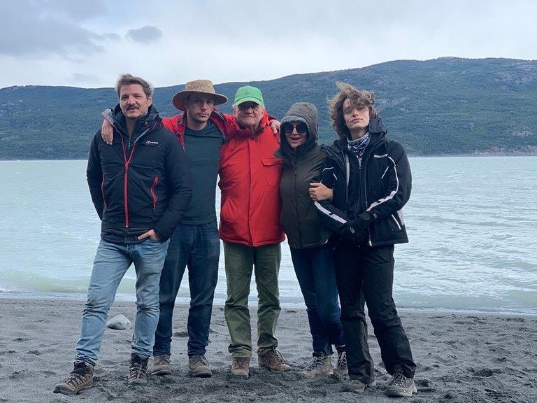  Pascal mantiene un vínculo muy estrecho con su padre y sus tres hermanos, con quienes ha compartido el camino desde el exilio hasta el éxito