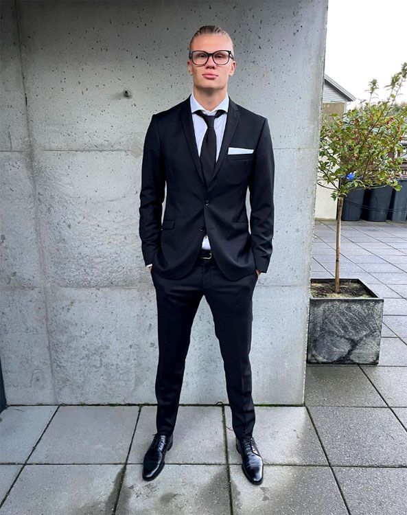 Erling Haaland vestido con traje