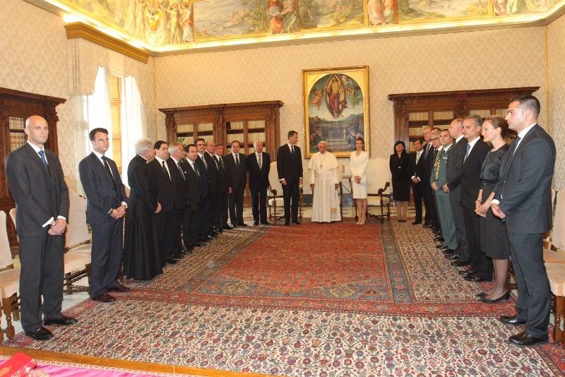 Los reyes Felipe y Letizia en una audiencia con el papa Francisco el 30 de junio de 2014 al poco de iniciar su reinado 