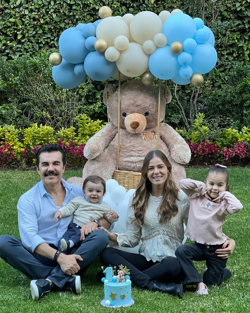 Adrián Uribe está feliz de la familia que ha formado con Thuany.