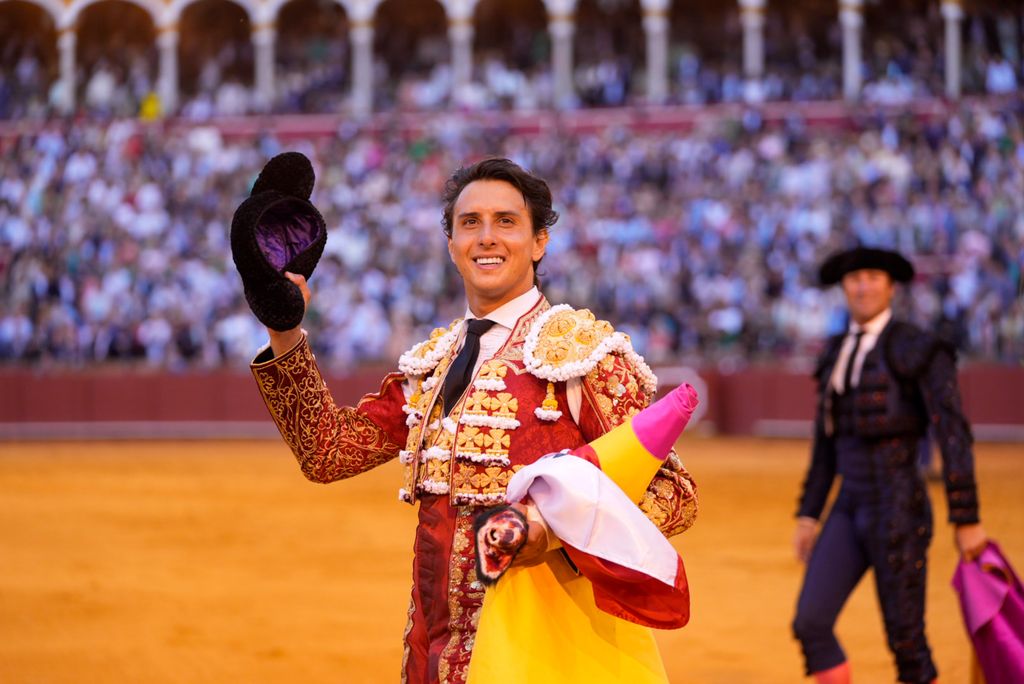 Plano medio de Andrés Roca Rey tras una corrida de toros